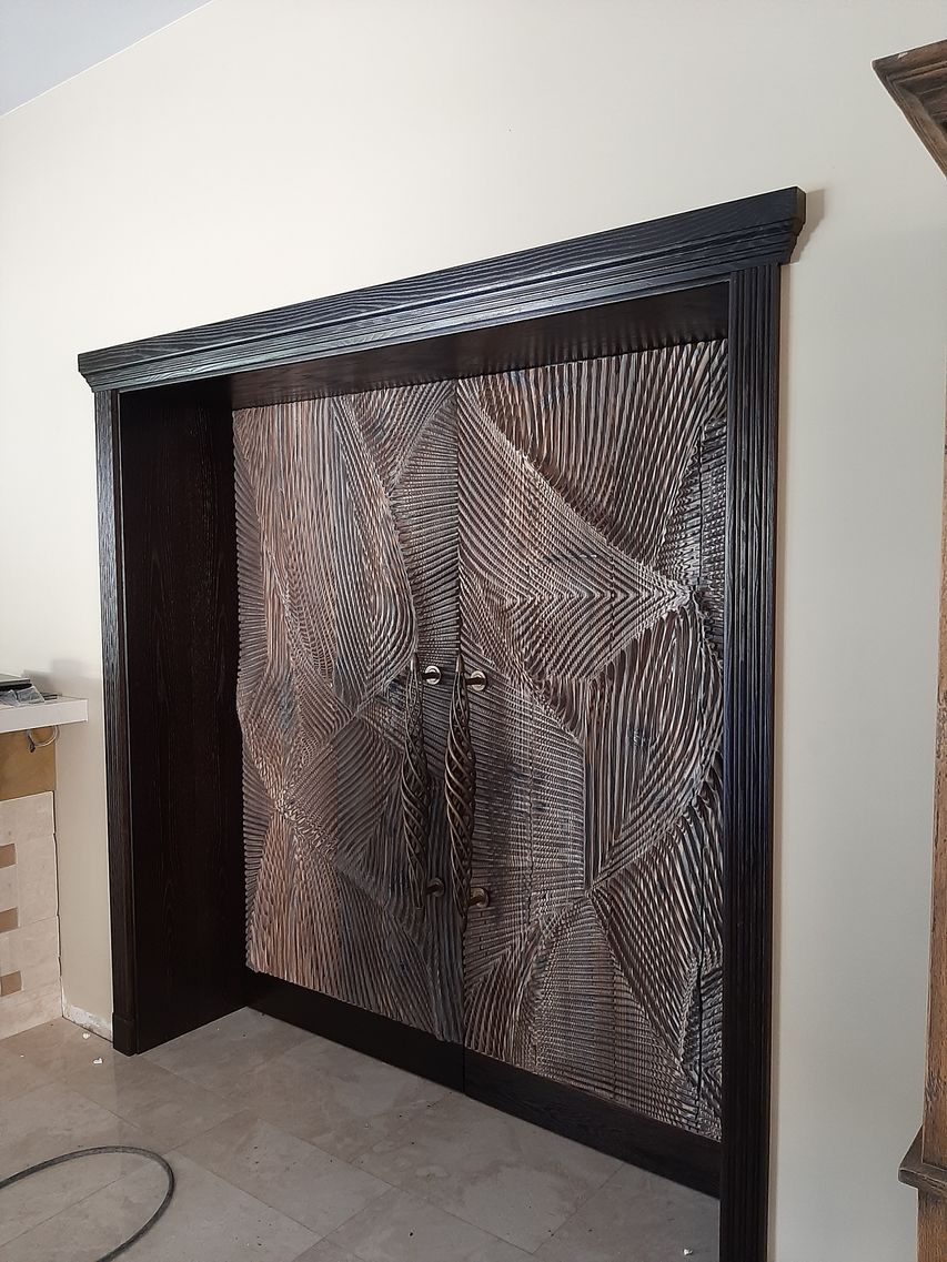 Puertas de madera oscura